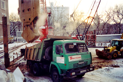 Erection of diaphragm walls according to the French company Soletanche Bachy technology in the construction the zero cycle of a 14-storey exclusive apartment house at 4, Kapranov Lane (against the background of the Government House of Russian Federation).