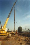 Возведение буровой колонны. Установка арматурного каркаса в скважине