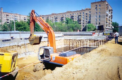 Разработка котлована при строительстве нулевого цикла гаража.