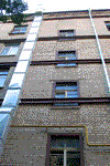 22.05.2006 г. Вид из внутреннего двора на трещины в фасадной стене жилого дома.