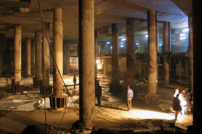 Строительство подземной части комплекса со стороны ул. Неглинная под завершенной наземной частью.