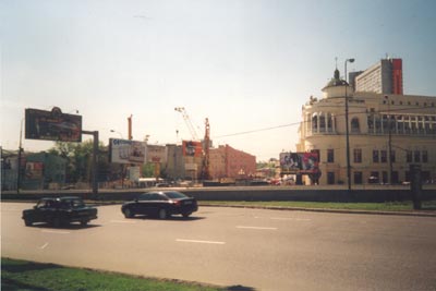 Вид на стройплощадку со стороны Арбатской площади.