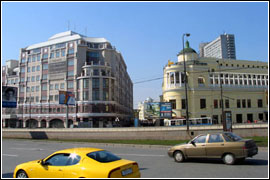 Вид на главный корпус МГФЦ "Альфа-Арбат-Центр" с подземной автостоянкой и вестибюлем метро со стороны Арбатской площади (слева).