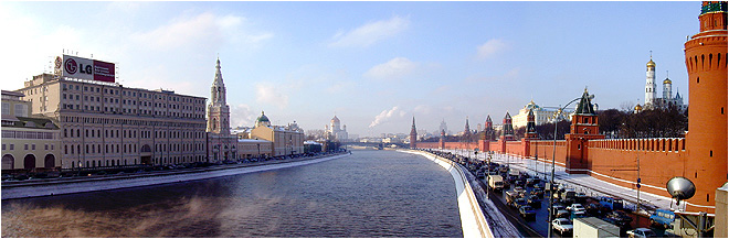 Вид с Большого Москворецкого моста на 357, 359 кварталы по Софийской набережной (слева) и Кремль (справа).